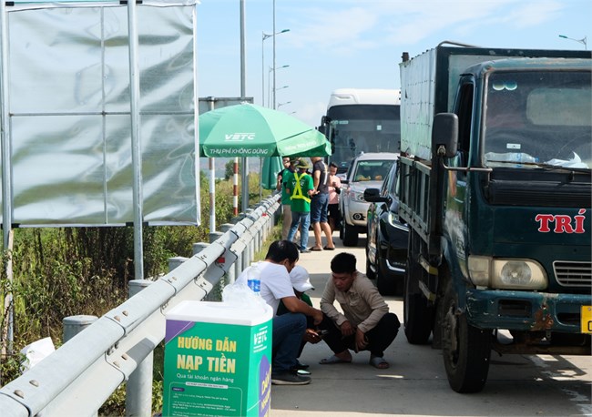 Ngày đầu thực hiện thu phí không dừng đoạn cao tốc Đà Nẵng-Quảng Ngãi: Nhiều xe phải quay lại dán thẻ (1/8/2022)